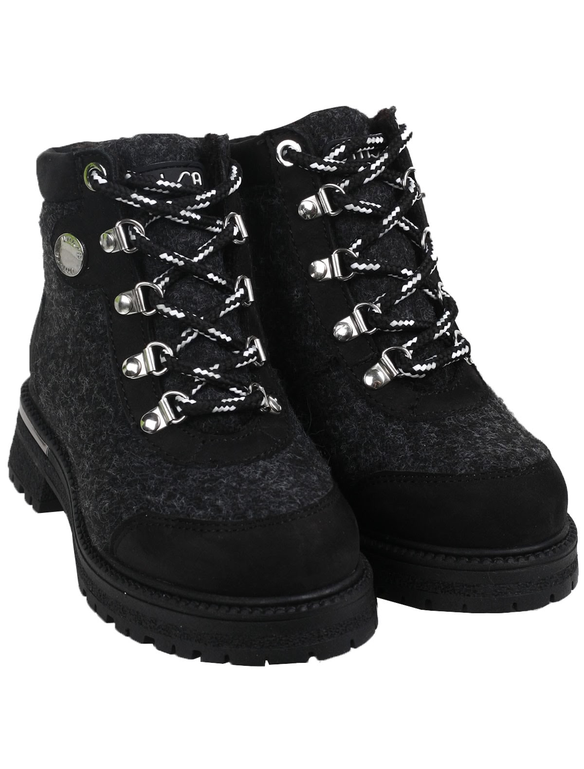 Черные ботинки на рельефной подошве