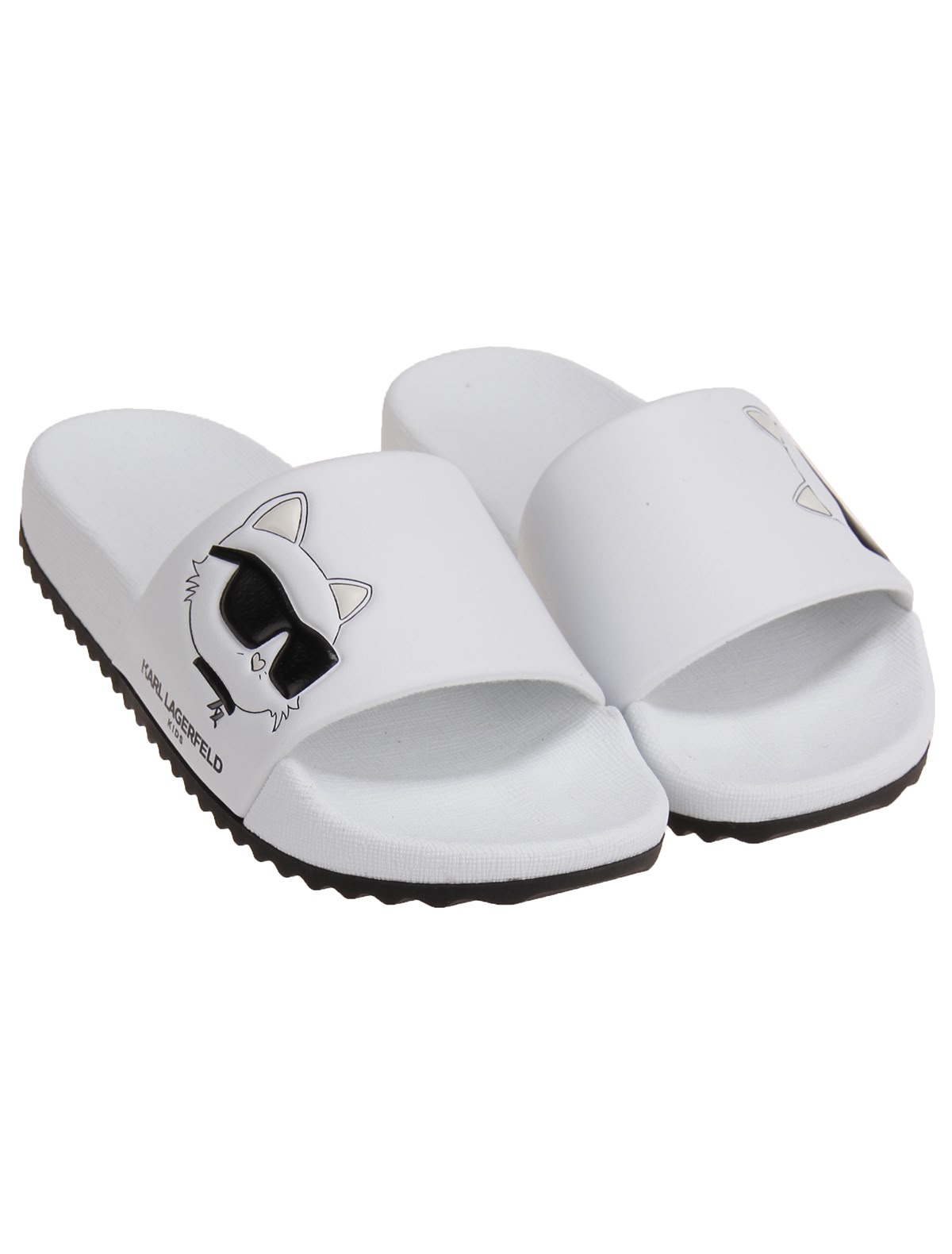 Белые пляжные шлепанцы