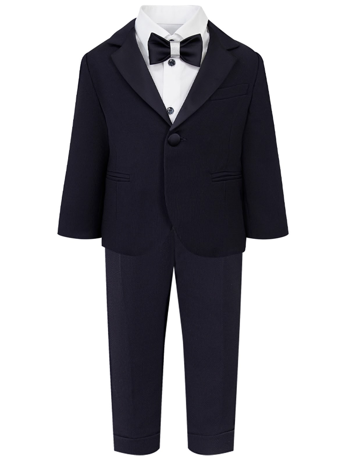 Костюм из пиджака, брюк, рубашки и бабочки.