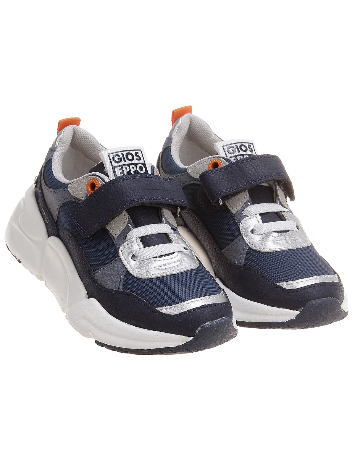 Кроссовки на массивной подошве