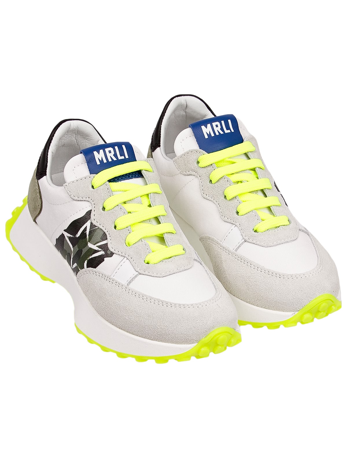 Кроссовки с яркой подошвой