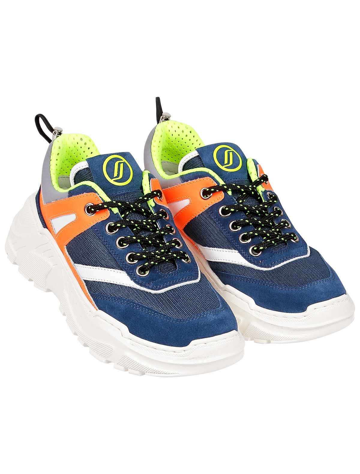 Кроссовки на массивной подошве