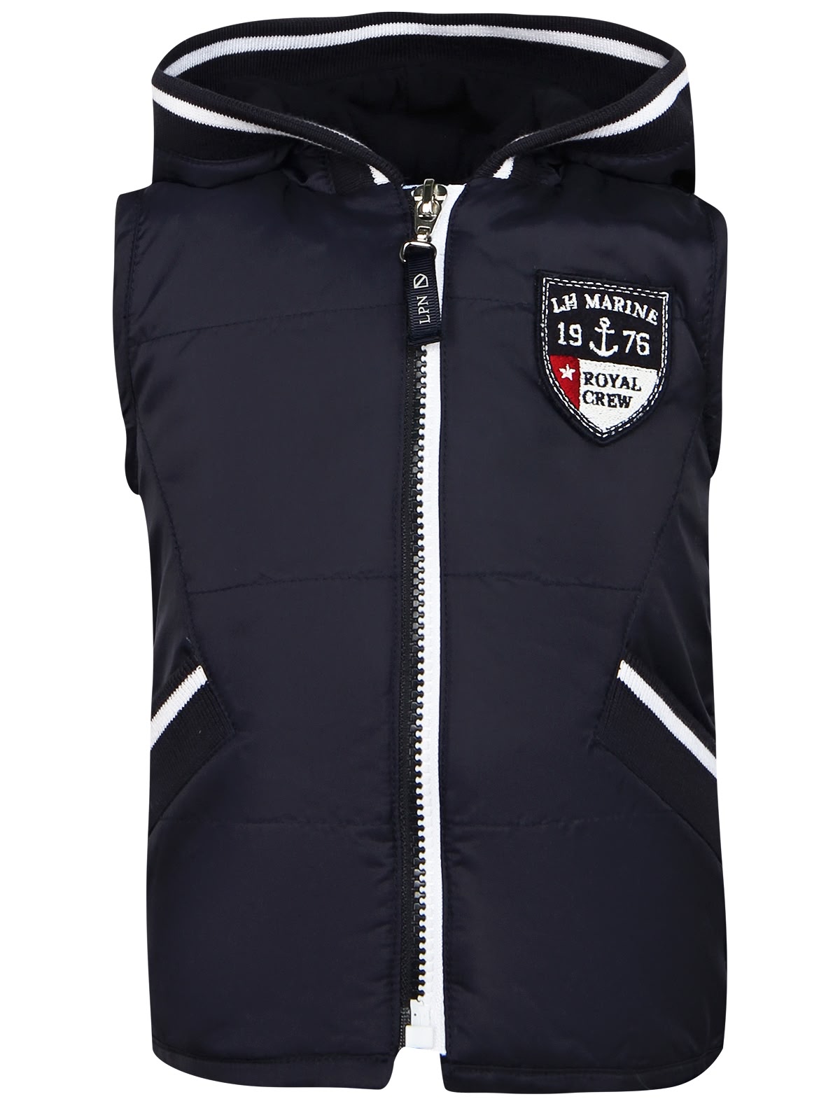 Утепленный жилет с нашивкой