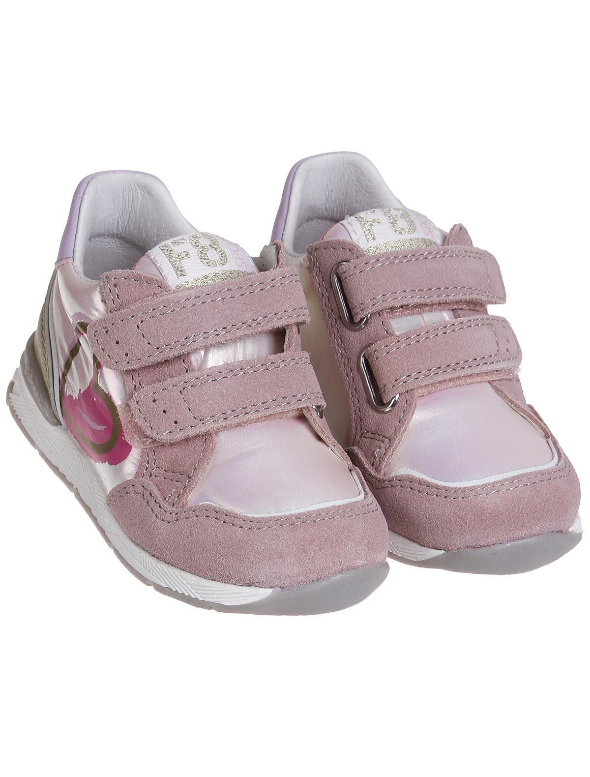 Розовые кроссовки с сердечками