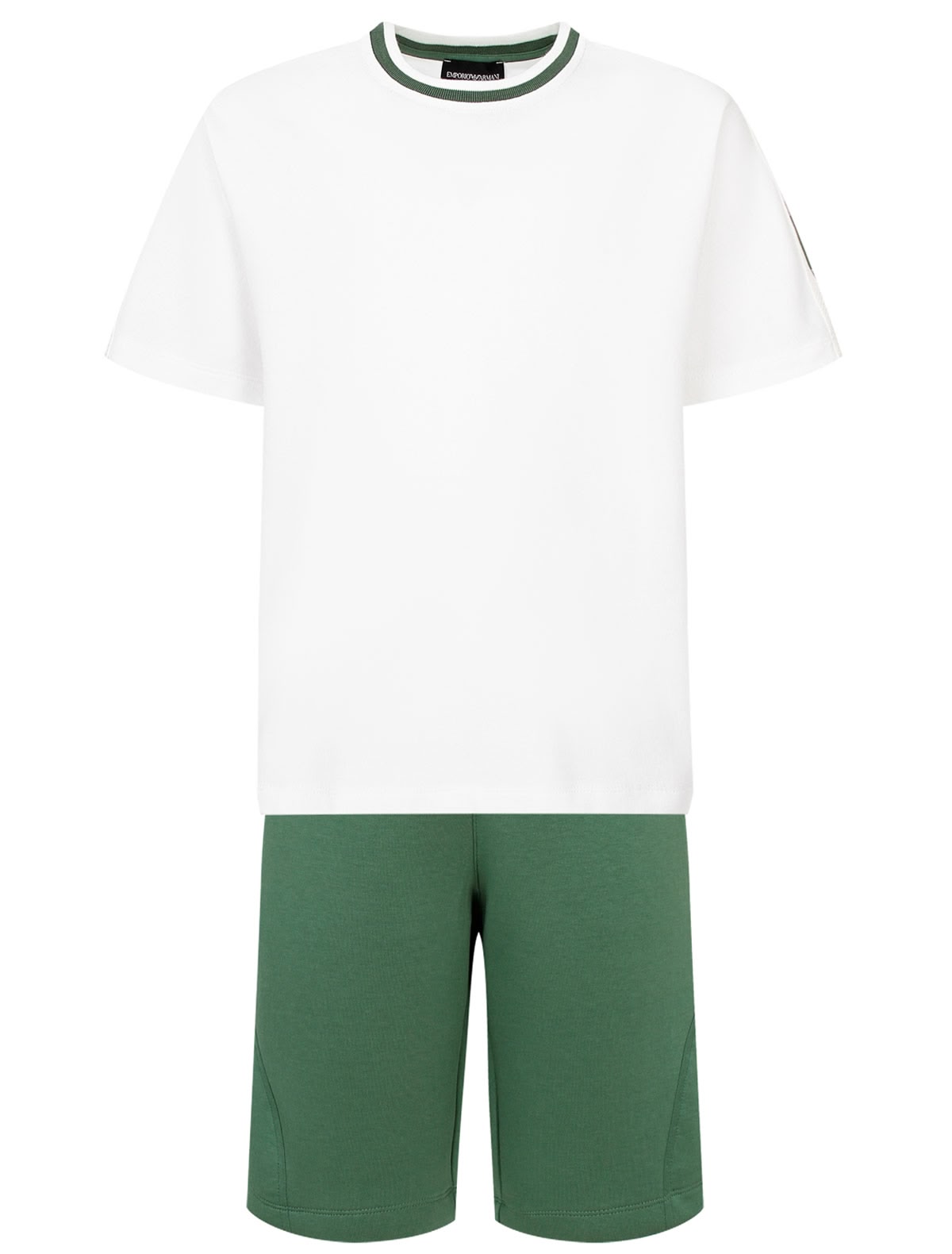 Комплект из футболки и зелёных шорт