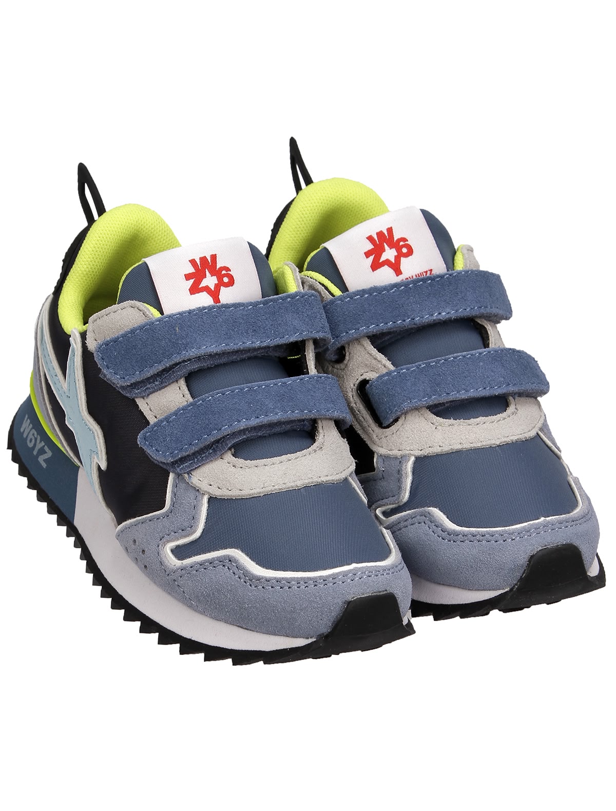 Кроссовки с логотипом на подошве