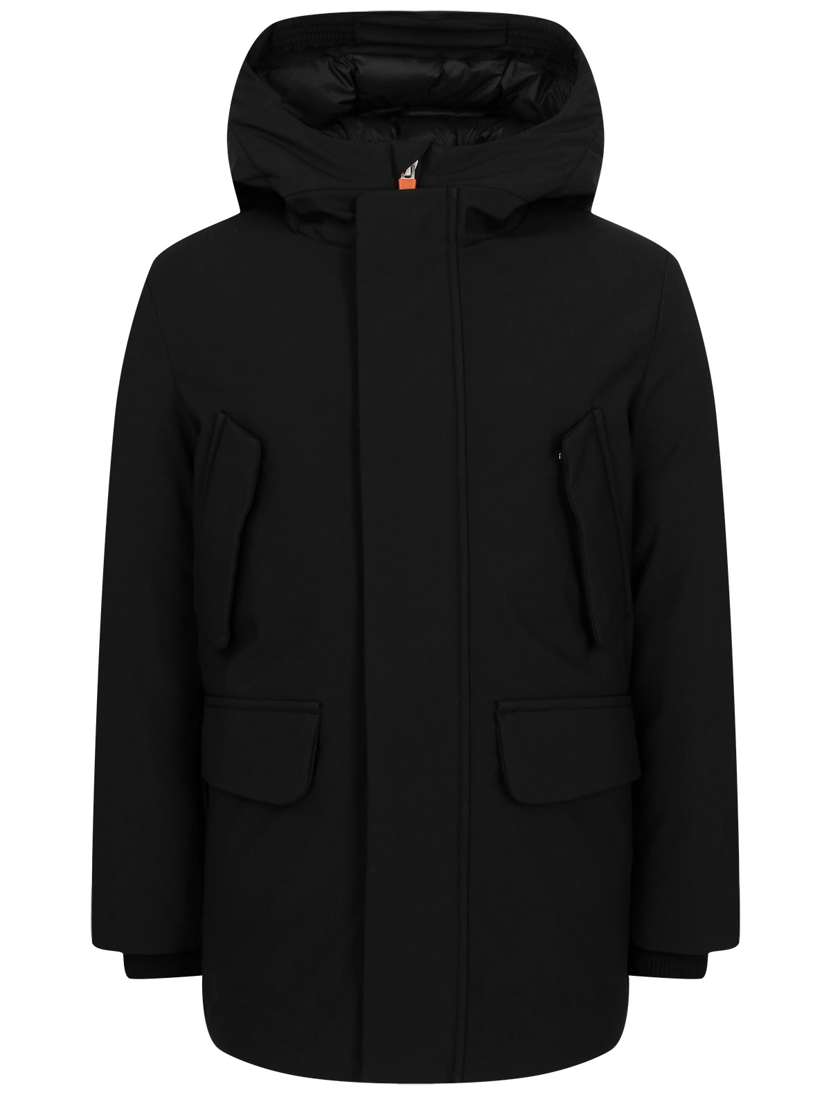 Черная куртка с капюшоном