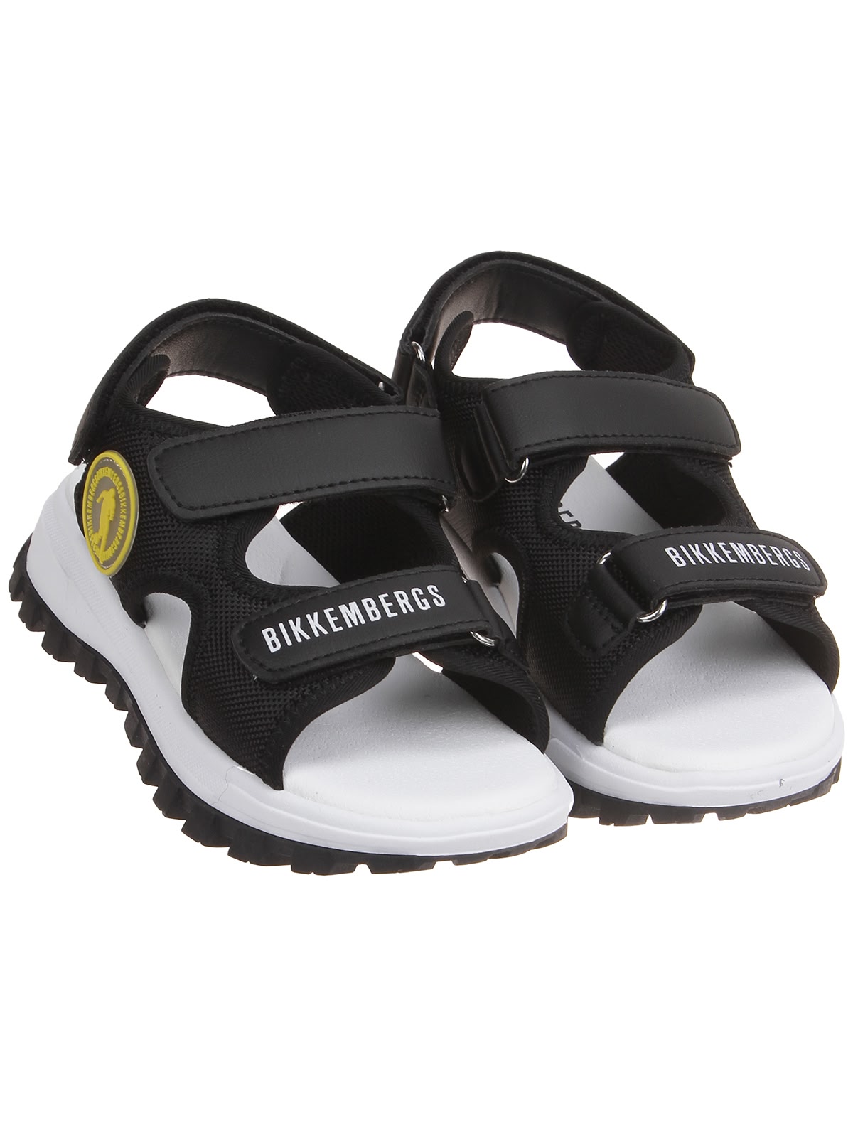 Чёрно-белые сандалии на массивной подошве