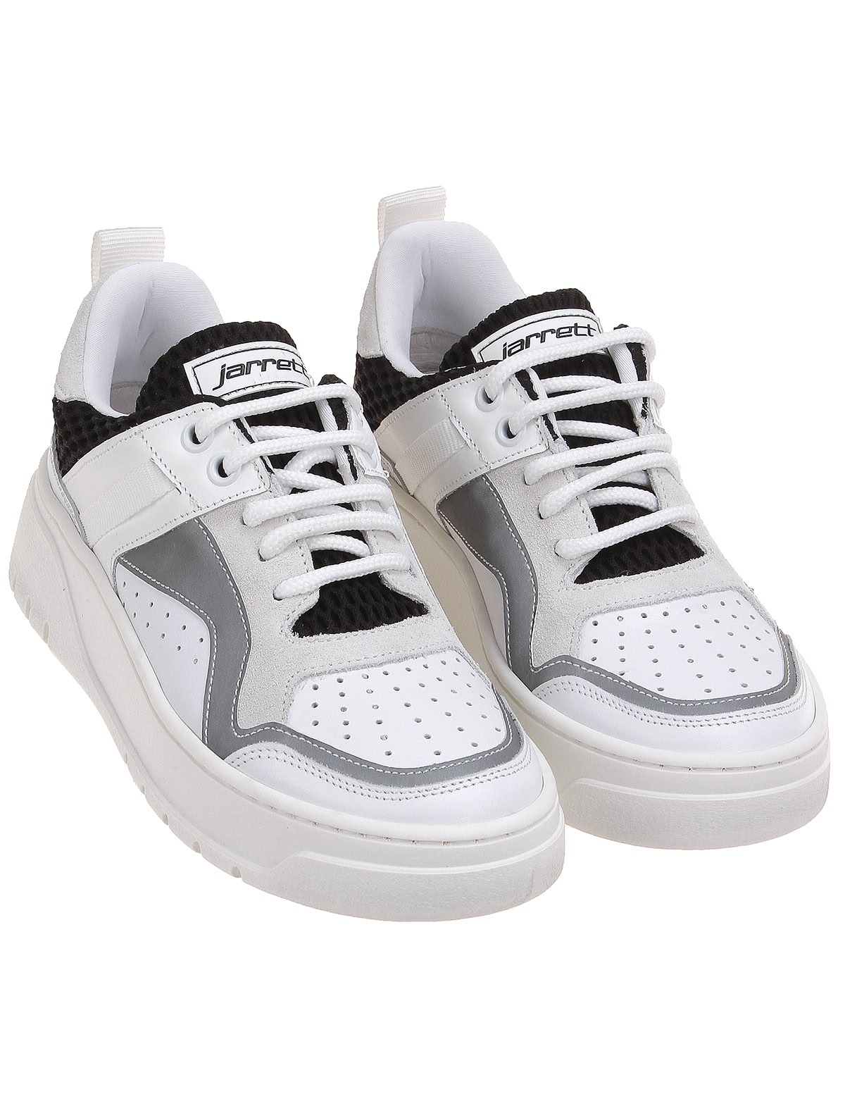 Кроссовки с перфорацией из комбинированных материалов