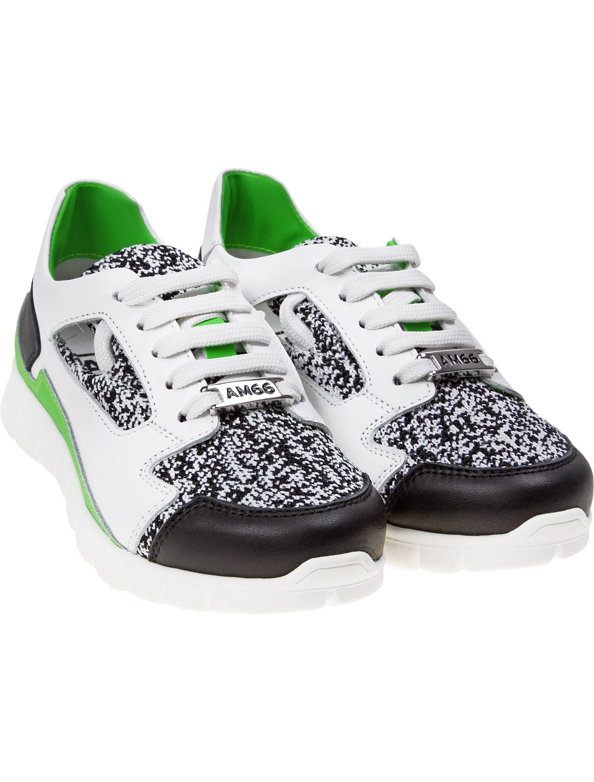 Кроссовки на шнуровке с текстильными элементами