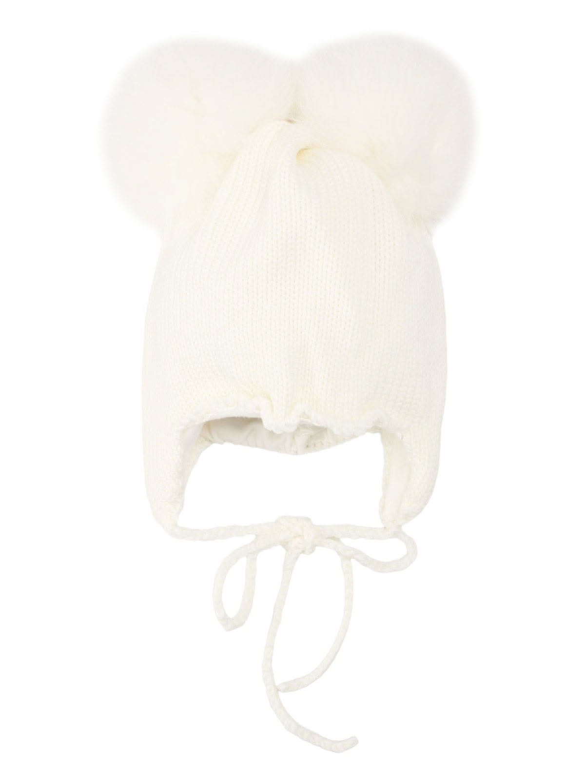 Белая шапка с помпонами