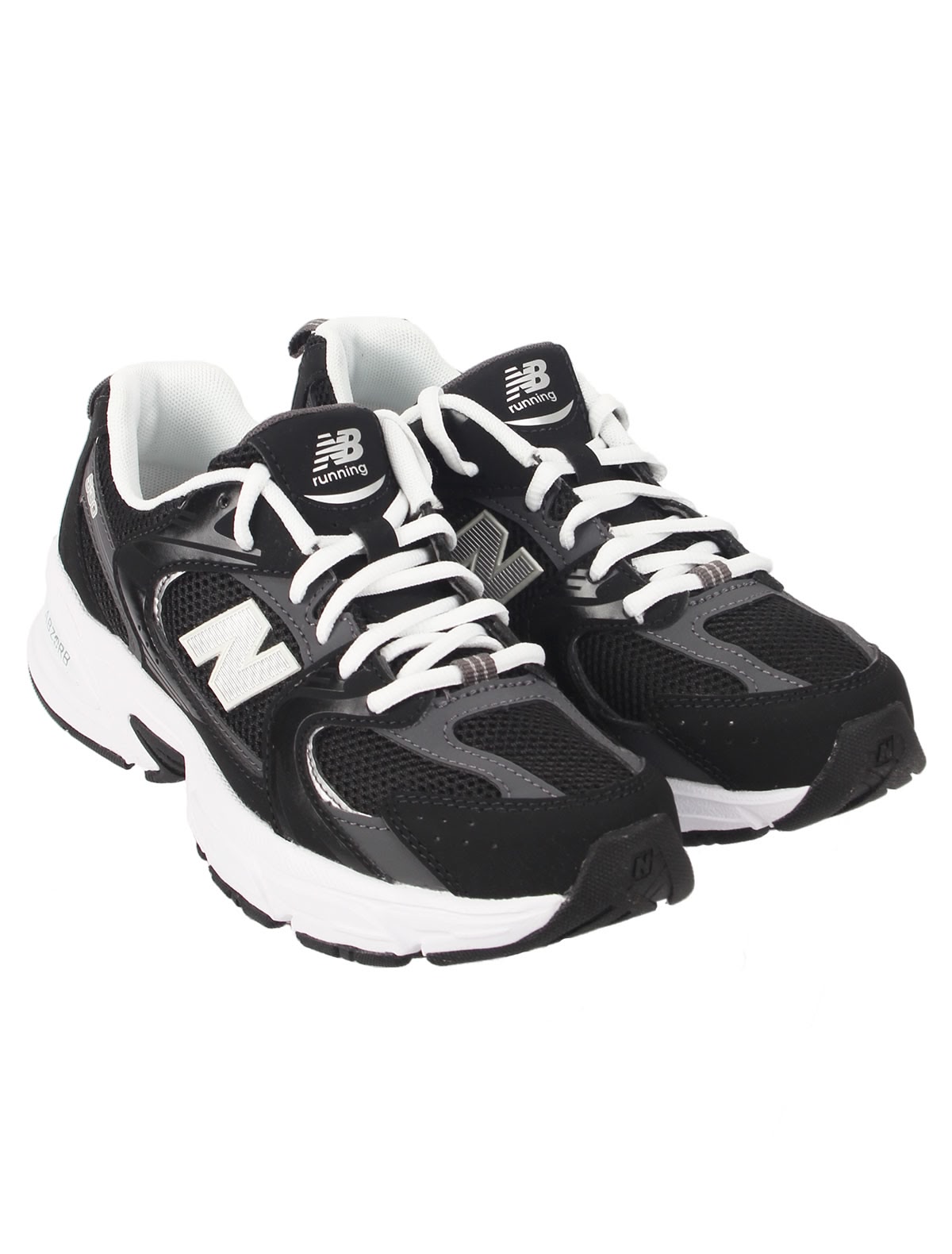 Чёрные кроссовки на массивной подошве