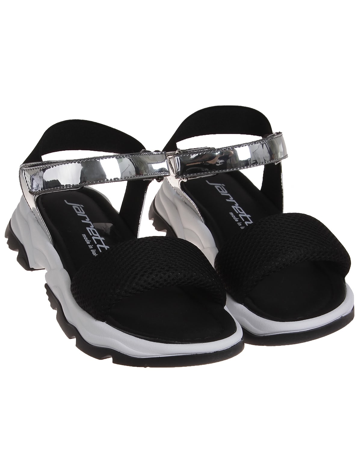 Босоножки с металлизированной застежкой