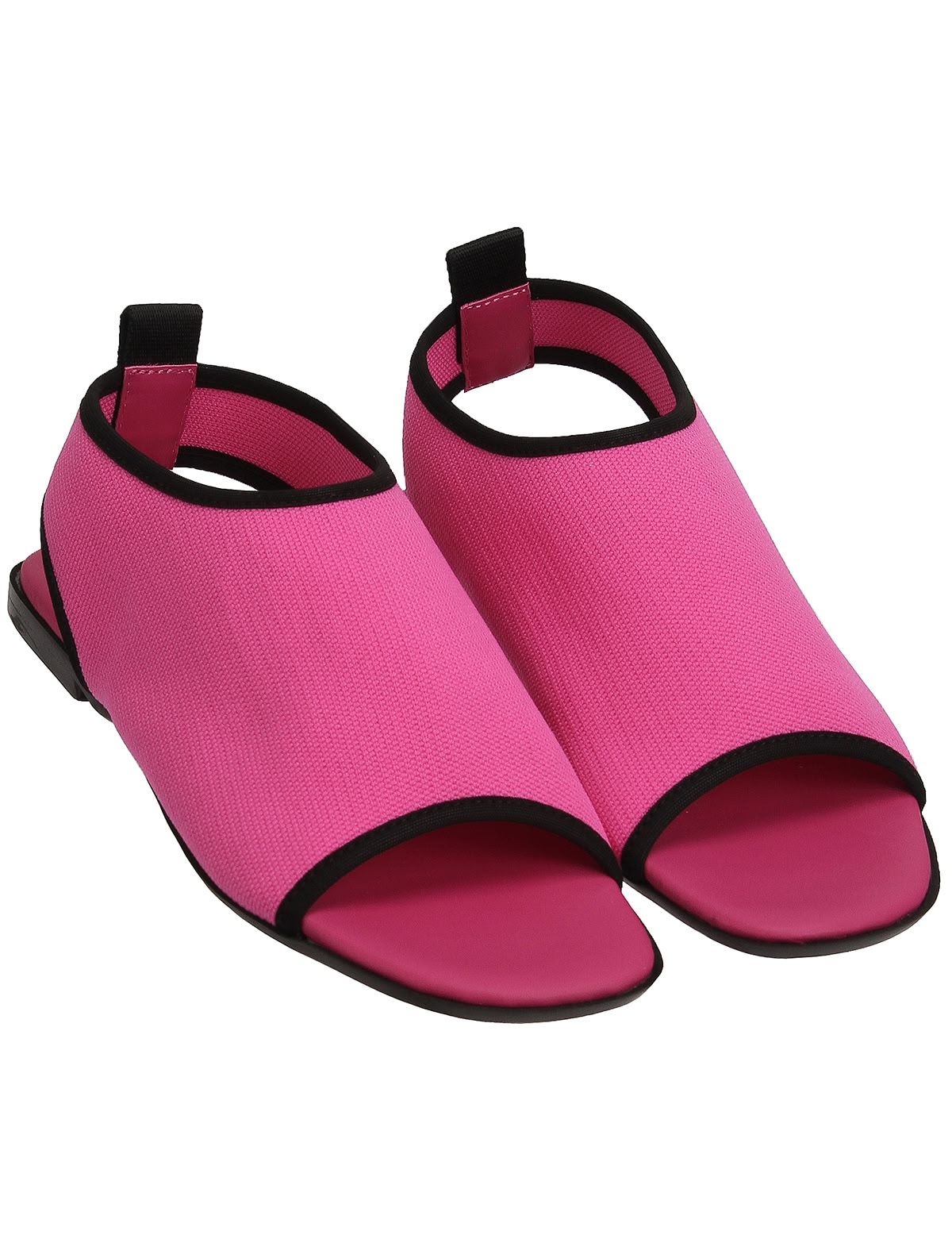 Закрытые босоножки из кожи и текстиля