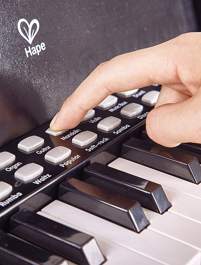 Музыкальная игрушка Пианино с табуреткой цв. Черный (Основная) Hape - 0664529270704 - Фото 4